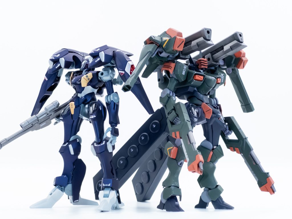 最後にファラクトと並べてファラクトと比べて洗練されていない無骨な試作機に見えるようなデザインにしました。