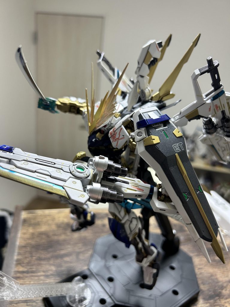 上から。イケメンですが、派手すぎですね。