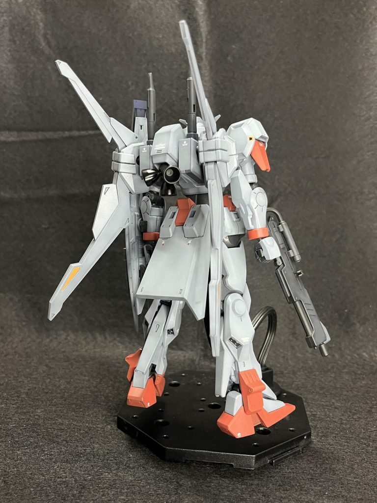 背面。黄色の部分は付属のシールを使用してます。バーニアは黒サフにトップコートを吹いただけですが、なんかいい感じに色気が出たと自分では思っております。