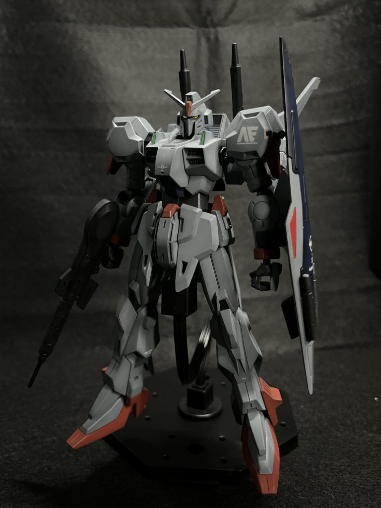 正面。何回撮ってもイメージ通りにいかず照明を暗くしたら渋い感じになりました。肉眼ではもっと青みが強いんですが…。