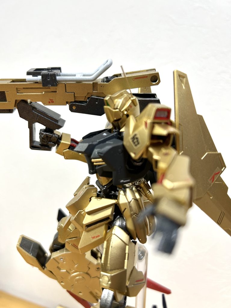 塗装は、タミヤカラースプレーがメインです。頭部アンテナは真鍮線に変更してます。胴体はガンダムバエルを使用。