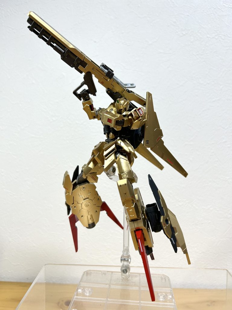 コトブキヤ製M.S.G 18フリースタイルバズーカを持たせてみました。カラーリングは、ゴールドとグレーメタリックです。