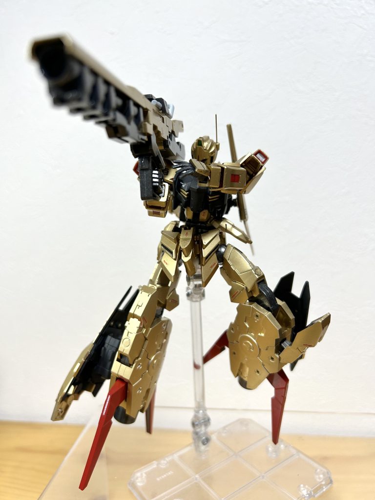 ガンダムバエルの胴体と、百式の肩関節は相性が悪く、追加で関節を延長してガッシリ構える事も可能に。