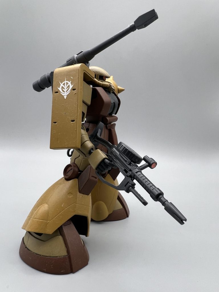 武装は通常のザクの物の他に、ザクキャノン用パッケージに搭載された180mmキャノンとスモークディスチャージャーが装備されている。180mmキャノンはドムのジャイアントバズに火力こそ及ばないが弾速及び装弾数で勝っており、一長一短となっている。また180mmキャノンは対空用の120mmガトリング砲に換装可能。