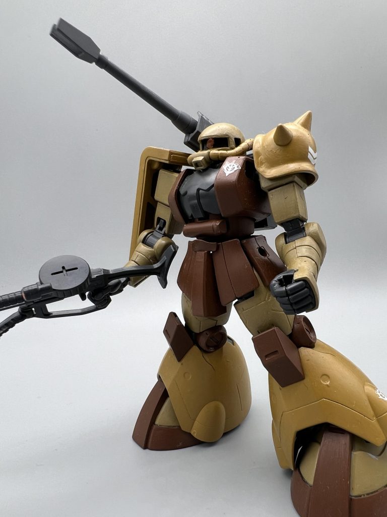 ザク ハーフキャノン(現地回収機)ドムの配備が遅れたアフリカ戦線で運用された機体ザクに先行配備されたドムの予備脚部パーツをら換装すると共に火力向上の為のキャノンバックパックを装備した機体