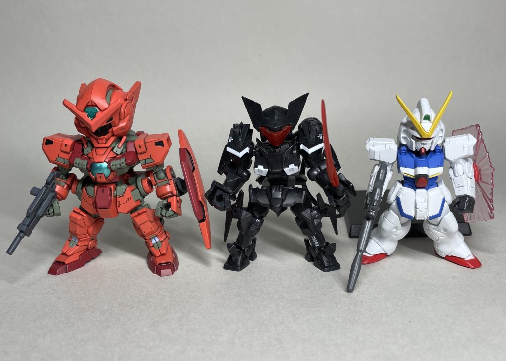 大きさ比較(まえ) 左からモビリティジョイント ガンダムアストレアタイプF(全塗装)モビルスーツアンサンブル GNフラッグガンダムコンバージ ヴィクトリーガンダム