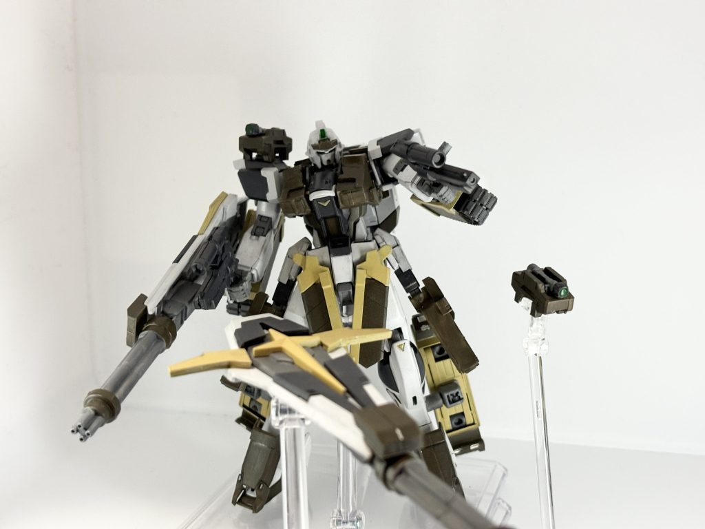 ビームピストルは威力は低いが取り回しの良い武装ガトリングシールドはウイングを展開することでドラグーンモードにオールレンジ攻撃や自身の防御もこなせる武装になっています肩部はセンサーになっていて分離させることもでき、索敵範囲の拡大やドラグーン操作の補助を行います