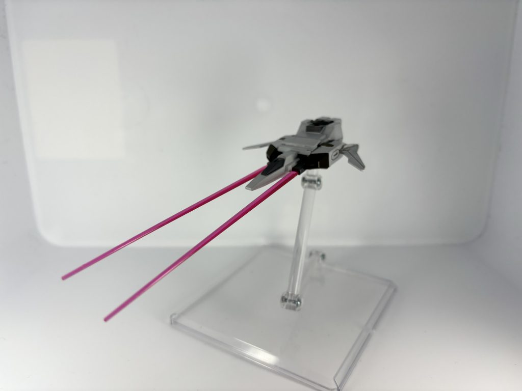 機体先端部からはビームサーベルの展開が可能出力変更でビーム砲にもなります