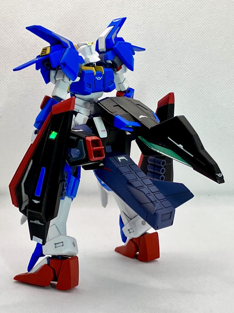 追加バーニアや腰部にあるウイングにより空中戦に特化している機体である