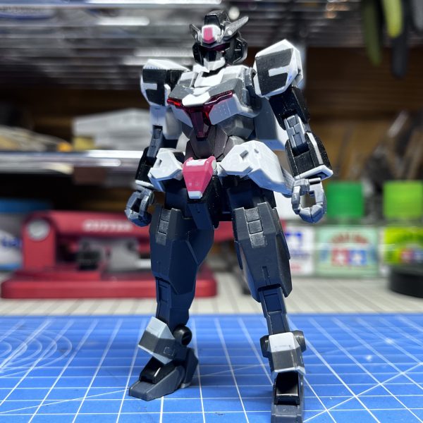 つぶやきには残しましたが、コアガンダムの改造が大晦日にあらかた終わりました。制作ストーリーの投稿が出来なかった分の補完と、さっき思い付いてちゃっちゃと終わらせた武装の記録です。バックパック両サイドのスラスターをプラ板ハコ組で制作、別パーツの内部スラスターベーンは塗装後接着リアスカートをプラ板積層から削り出しサイドスカート(&フロント張り出し部分)をプラ板積層削り出し&ハコ組で制作コアガンダム用コアビームスプレーガン先端をビームカービン風バレルに変更コアガンダム用シールドに元ネタに合わせてビームサーベルマウントラックを追加一番の難所だった股関節ブロックとサイドスカートの接続はボールジョイント1軸で対応。可動機構を設置可能な範囲自体が狭く、更に胴下部・脚部との干渉を抑えながらの施工。ボールジョイント基部が見えますが、まぁ許せる範囲でしょう。ちなみに股関節ブロック側・サイドスカート側、共に3回ずつやり直しました。この機体の1番のチャームポイントですからね！ ということで、普段なら捨てサフにいって表面処理とディテールアップ→塗装に進みますが。ここ5年、新年にはその年の干支フィギュア🐗🐁🐂🐅🐇を作るのをライフワークにしているのでそちらに取り掛かります。辰年🐉はなかなかの難問だぜぇ（2枚目）