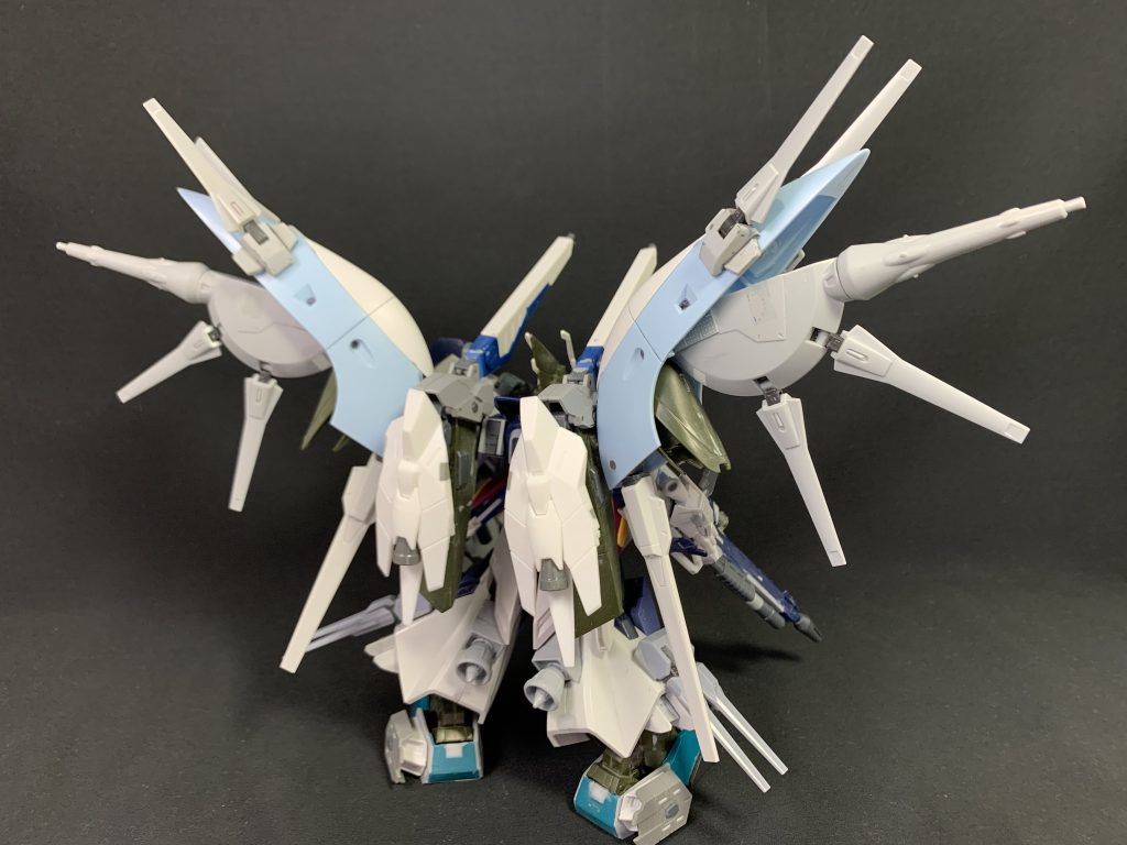 背面。1/144ゲイツのバックパックに色々取り付けてます。