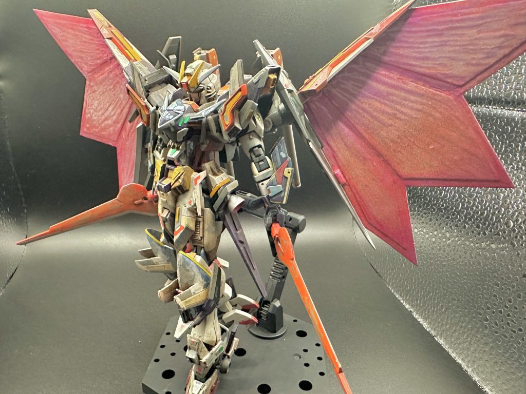 ランスロットアルビオン的なイメージでプラ板とレジンでエナジーウィング的なものを制作しましたガンダムマーカーの偏光塗料を塗ったのですがいい感じの色合いです