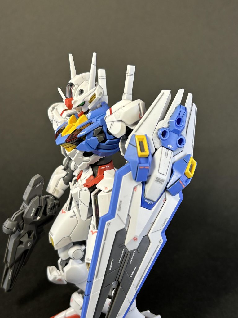 目がかなり大きいデザインですが、Ｖアンテナが被っているため見る角度によって表情が変わるのが好きです。