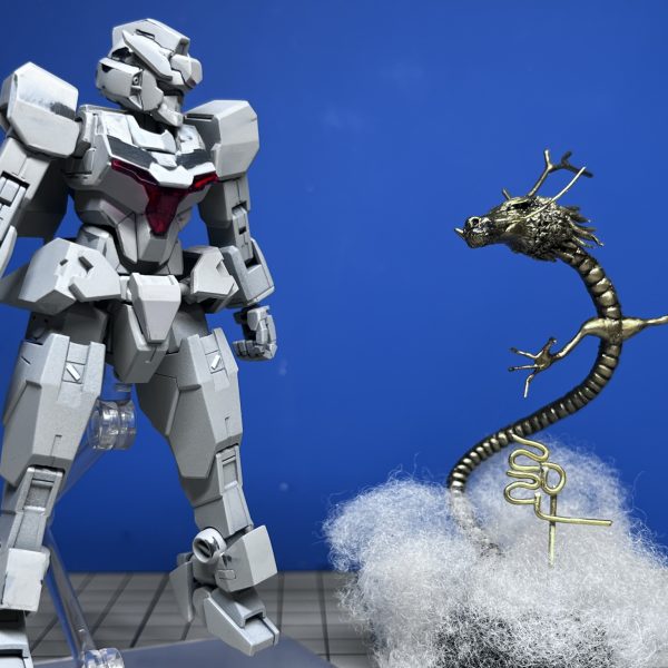 パラス・アテネの制作を始めてしまった裏で、こちらコアガンダムの方は捨てサフ→表面処理が終わりました。ここからスジ彫りとかマイナスモールドとかに入ります。で、ふと考えてしまったんですが、完成から作業工程を遡ると現段階って市販キットの素組と同じ地点なんですよね。ははは余談。模型だけじゃなくてこの辰みたいな手乗りサイズの粘土細工(今回はエポパテメイン)を趣味でちょくちょく作るんですけど、売れば良いのにというお褒めの言葉(？)を頂くことがちょいちょいあります。ただ。そう仰る方に出せる金額を聞くとせいぜい数百円。ガチャガチャあたりと同じサイズ感なんで、値段も同じ感覚なんですよね。ははは。こちとら売るために作っとるんじゃないんじゃそんな額で売れるかボケェ（2枚目）