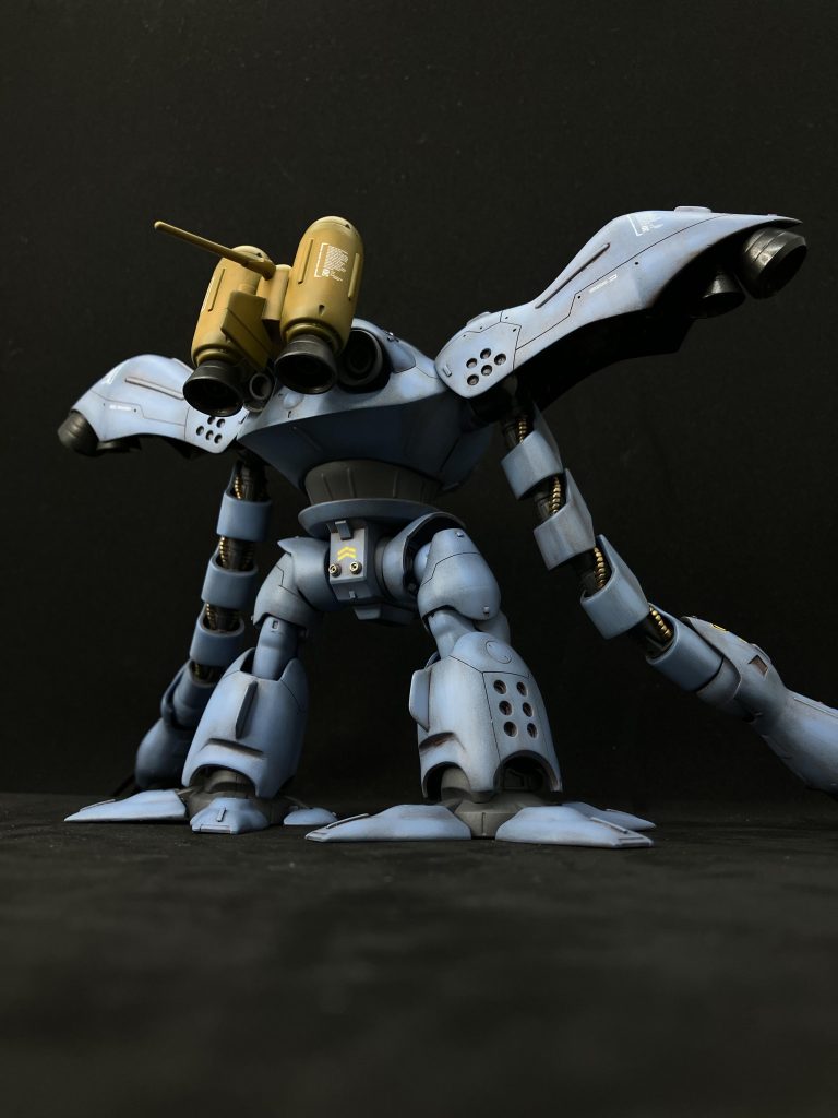 肩のバインダーに強めのスジ彫りをしました。