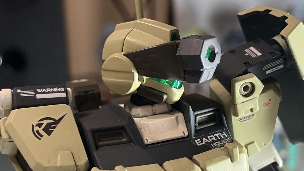 バイザー部分は元キットのカメラ部分をノコでバッサリ切り落としてからチュチュトレのクリアパーツを貼り付けました。シールド基部は元キットのCジョイント基部ごと切り出して貼り付けたお手軽ミキシングです。