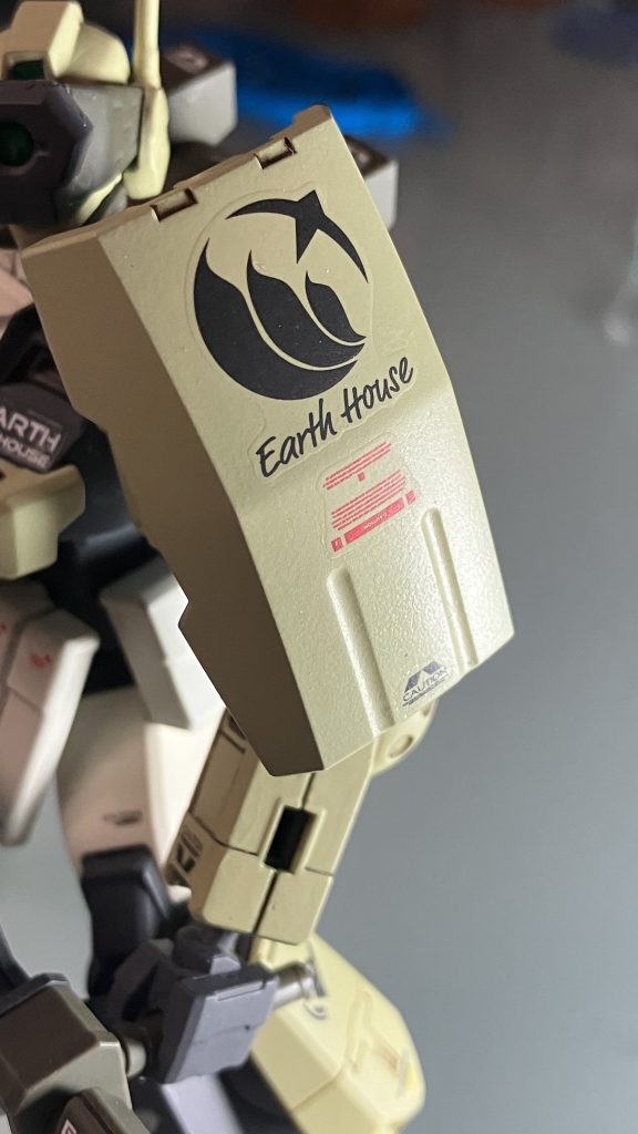 全体的にダークイエローとオリーブドラブでまとまった中にアクセントが欲しくなったので、ガンダムデカールMGVガンダムver.ka用からコーションデカールを中心に一部流用しています。また、手首は左手側ばかり出土して右手分が皆無だったのもあり、海老川兼武氏デザインだし〜ってことで30MM用のオプションパーツを使用しております。あと足首のマルイチ埋めるのにも30MMのオプションパーツから3mm穴埋め用の丸モールドを拝借してます。