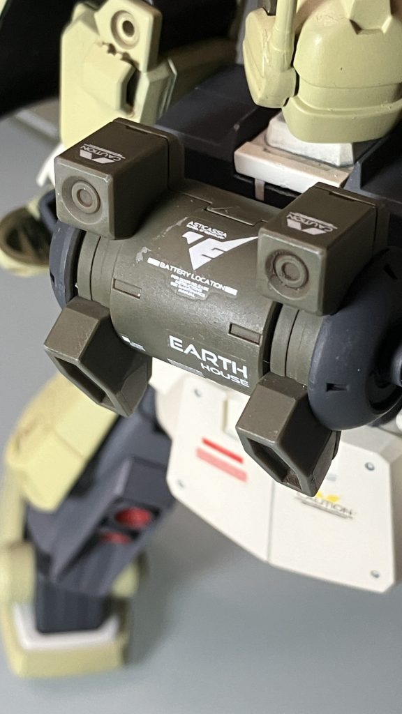 水星汎用デカールの貼り付け位置は概ねバンダイホビーサイトを参考に……いや今更ですがめちゃくちゃシルバリング起こしてますねこれ。多分後ろやしええやろガハハとか言って放置してた気がしますね。ダメですねこういうのは。