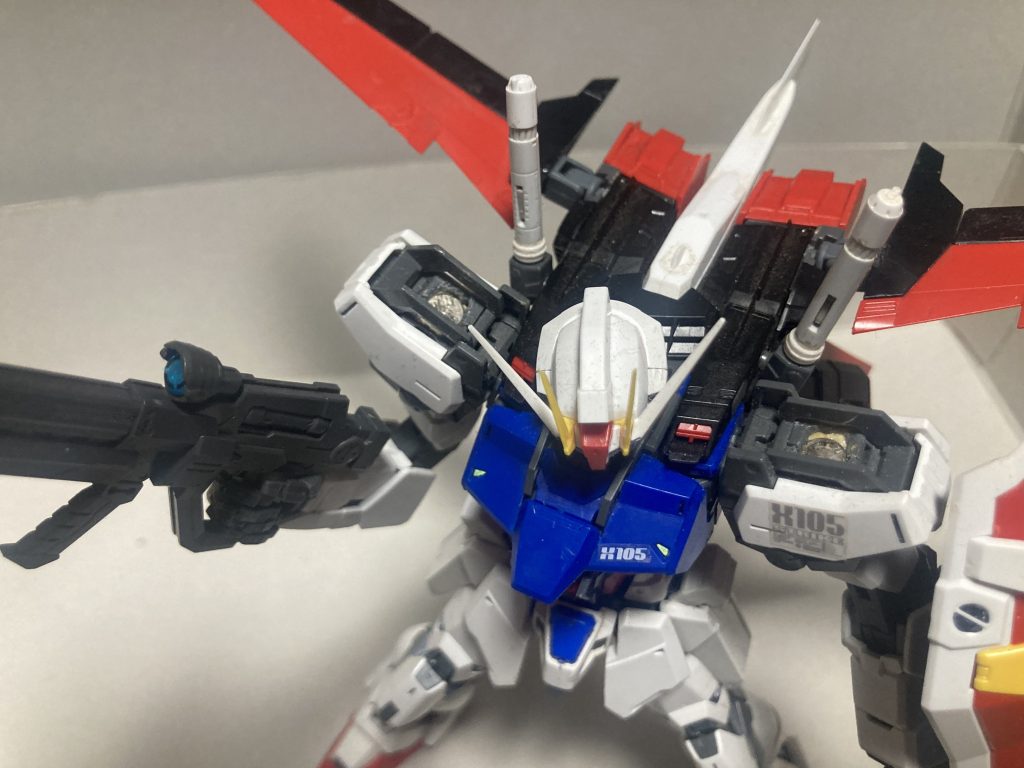 肩アーマーは磁石を埋め込んで磁力だより。