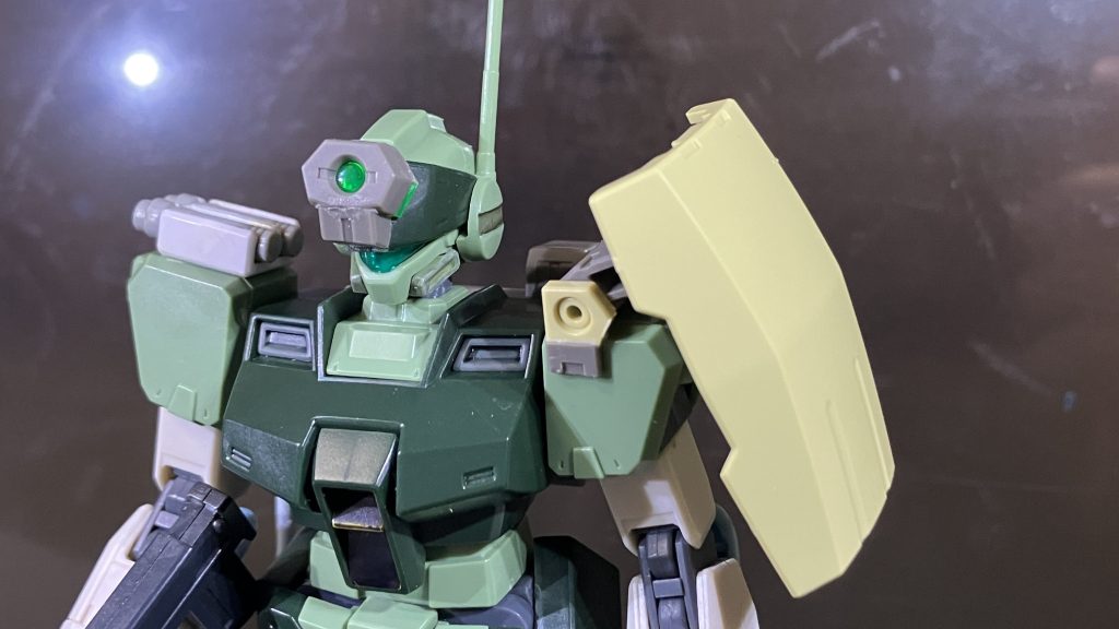 少し進んで頭部バイザーと左肩シールドが移植されたところです。基本的に切った貼ったですが、切り飛ばした部品を使ってなんとなく馴染ませようとする努力はしていたようです。余談ですが、右肩のサーベルラック(Ez-SRのもの？)は元々ジャンクパーツ入れの中で発見した時からついていたものです。おそらく数年前にジム・スパルタン的な何かを作ろうとしていてそのままフェードアウトしていたものが出土したものと思われます。HGUCジム・スパルタンは当然買ったしパチ組みはしたのですが、色どうしよ〜〜〜とか言ってる間に1年近く経っていたのでいい加減方針決めて塗装したいなと思います……