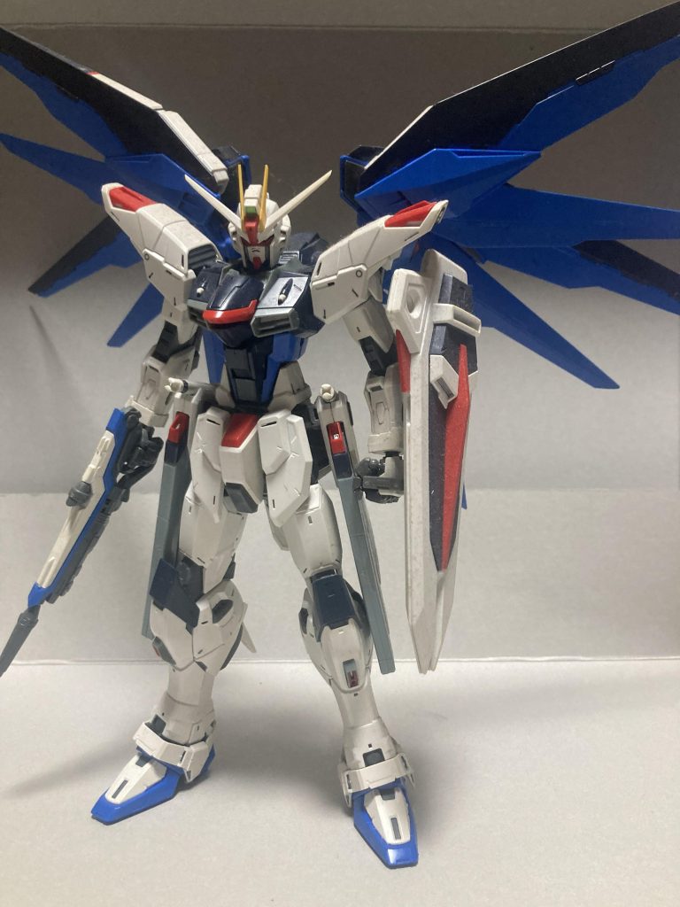 背中の翼はVer2.0はアレンジが強くアニメ調とはかけ離れてる上、重いので自立しないので旧MGに翼とバラエーナだけ交換しました。ちなみに足のスネに釣り用の板の鉛を畳んで隙間に入れてます。つま先に入れたかったけど隙間がなかったので諦めました。