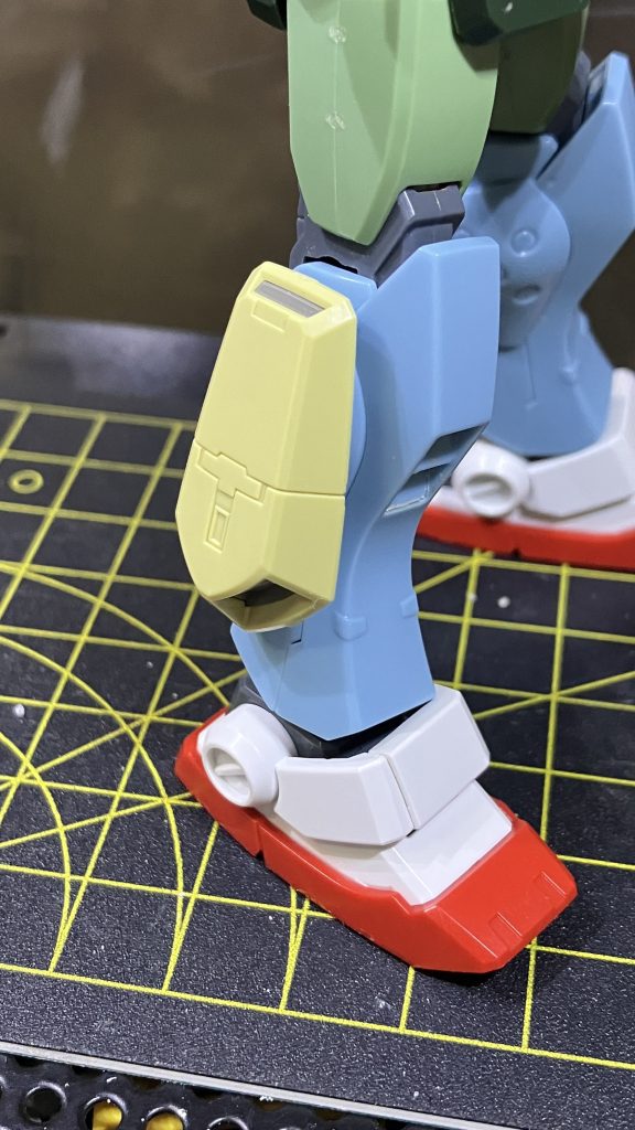 脚のスラスターはジムスナイパーIIのスネパーツの裏側から3mm穴を開け、その辺に自生しているKPSランナーからちょうど良い太さの部分を切り出して凸ダボとしています。なので、脛のスラスターを外すとわりと雑にやっつけたことが見て取れます……が外さなければ見えないのでヨシ！