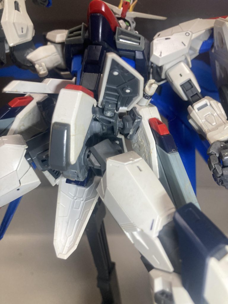 フロントアーマーはVer2.0のままビルドストライクの腰パーツに接続できます。リアアーマーは切り取りヤスリで削り接着してます。股関節は軸がちぎれたのでGATフレームの方が安心してガシガシ動かせます。