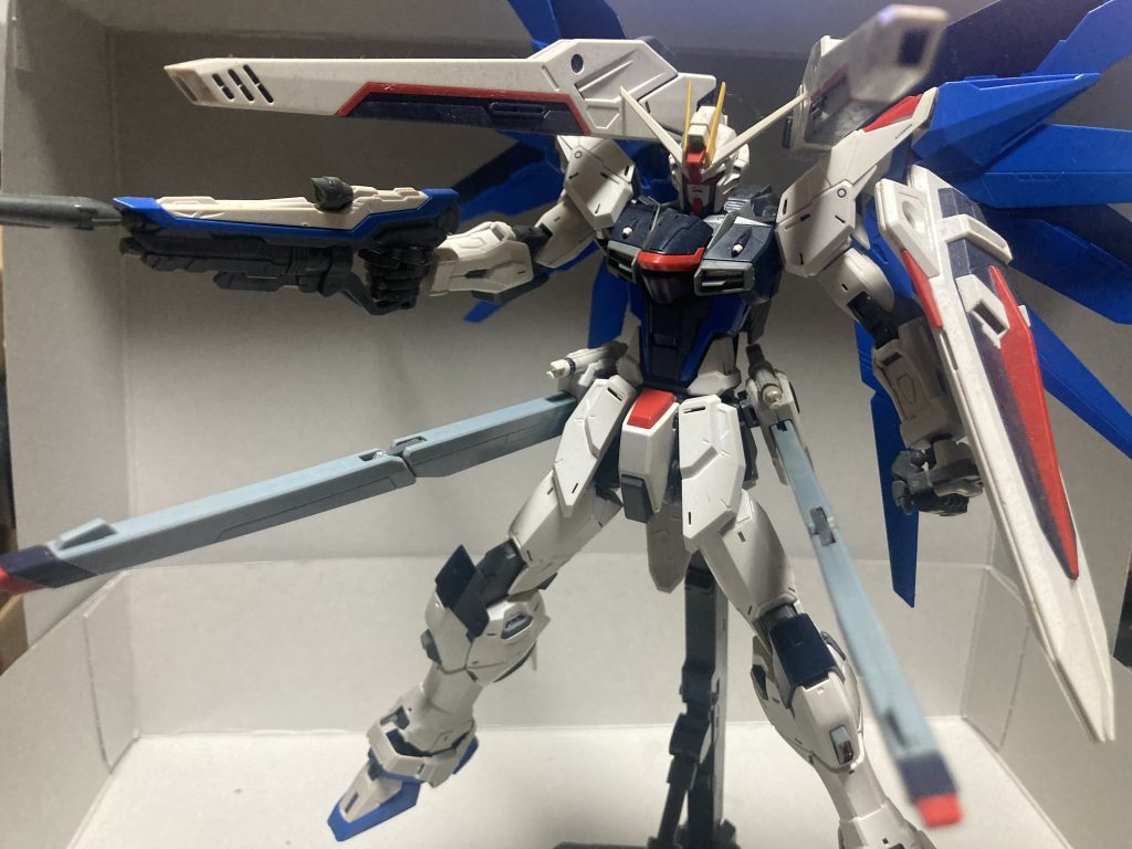 腰回りにMGビルドストライクを移植してるのでクスフィアレール砲が外向きに構えれます。ハイマットフルバーストが映えます^_^