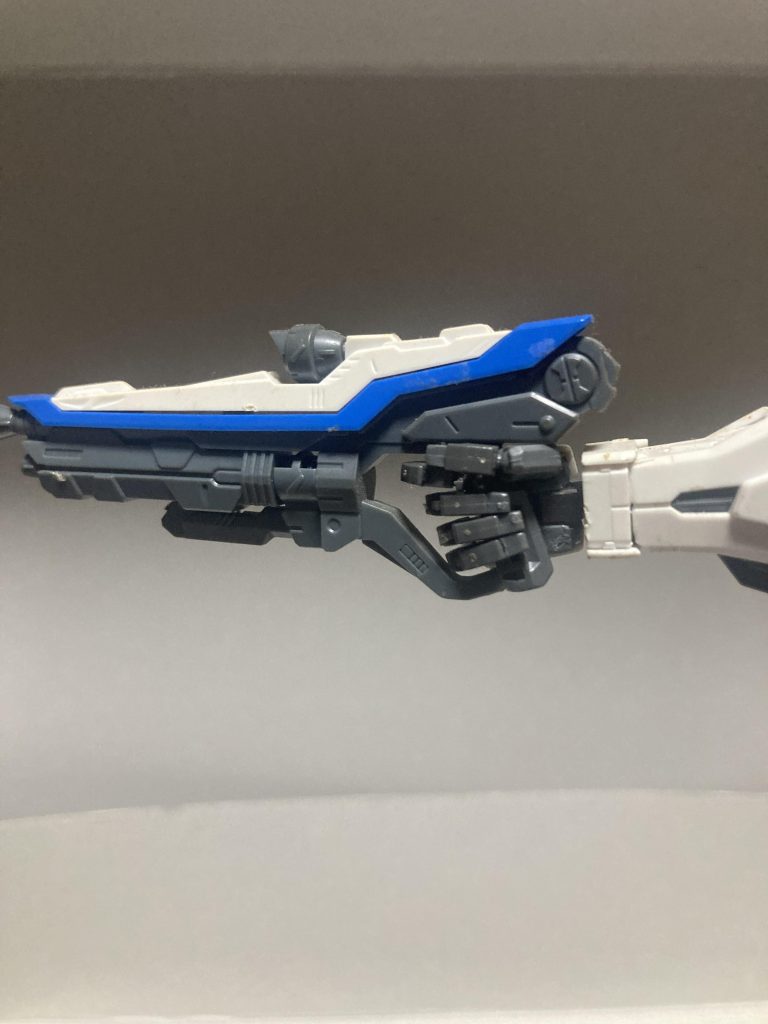 ビームライフルのグリップもエモーションマニュピレーターSP用に交換。手首は中をくり抜いて腕に接着してます。ボールジョイントは90年代の旧キットに多かった四角いポリキャップに真ん中に丸い受けのあるやつを入れてます（撮影してなくてすいません）