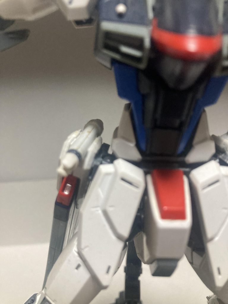 ビームサーベルはガンダムVer3.0のサーベルがガッチリ装備できたので柄の尻にハルバード接続基部を接着しました。