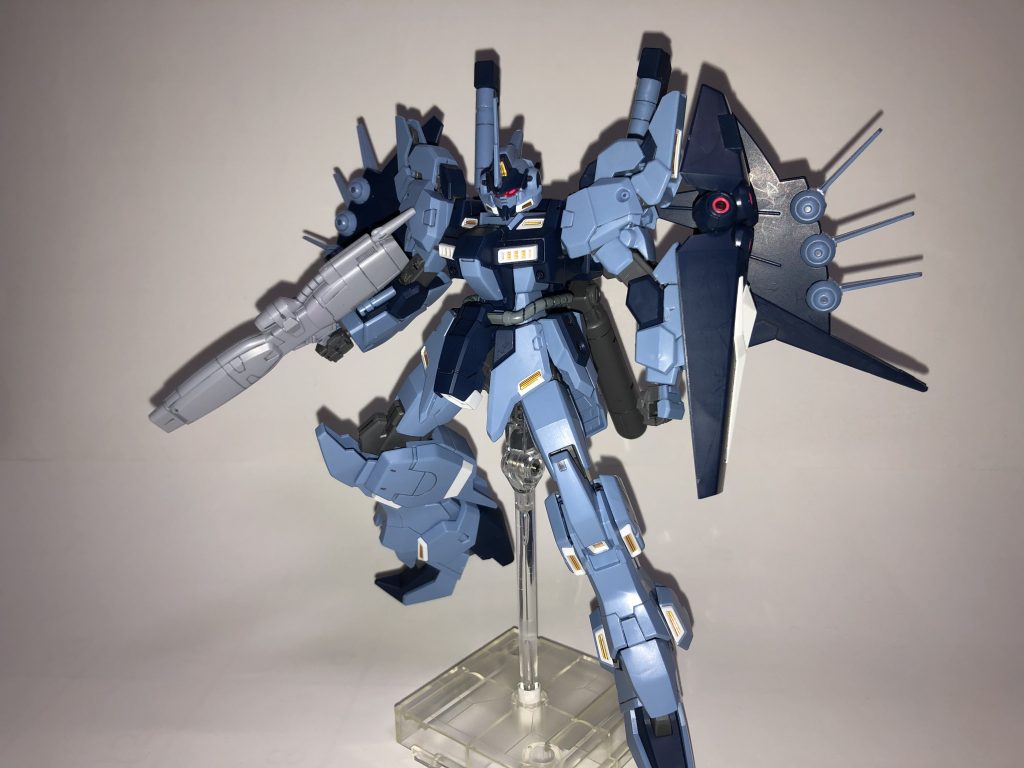 各部を展開するとシルエットが変わってヒロイックに