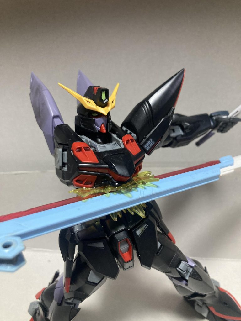 本編を見ながら作成していたら右腕を切られたときに焼けたのか右バーニアの外側がくすんでいたのでライターで焼きました。ランサーダートも重くなく左手で握れるのでいい感じになりました。