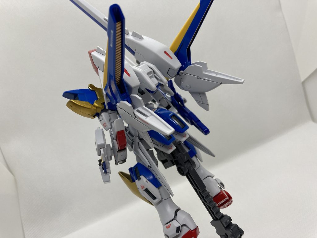 左右のバックパック？を繋ぐT字型パーツが、なんとなくショボイので、余剰部品の腰パーツを接着しカバーしました。T字部分を上下に動かしていたら受け側の縦穴が開いてガバガバになってしまいガッカリ。