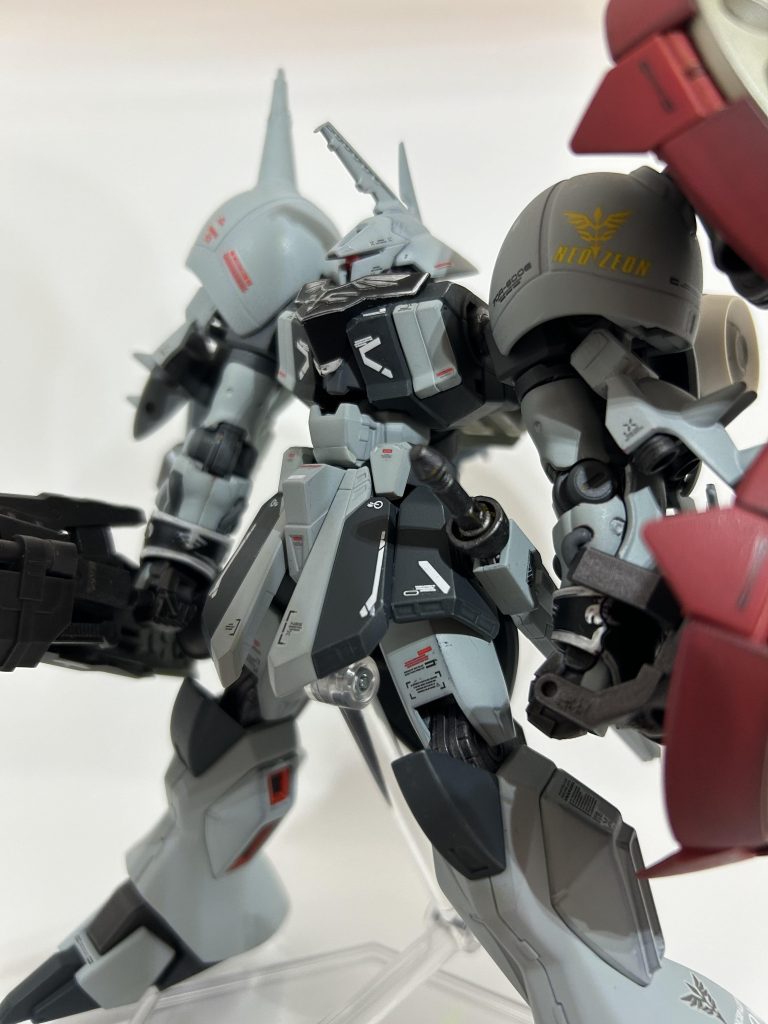 右腕に巨大ランス、左腕にシールド２つギャンカラーのにしたかったのですがそもそも色の選択が駄目でした