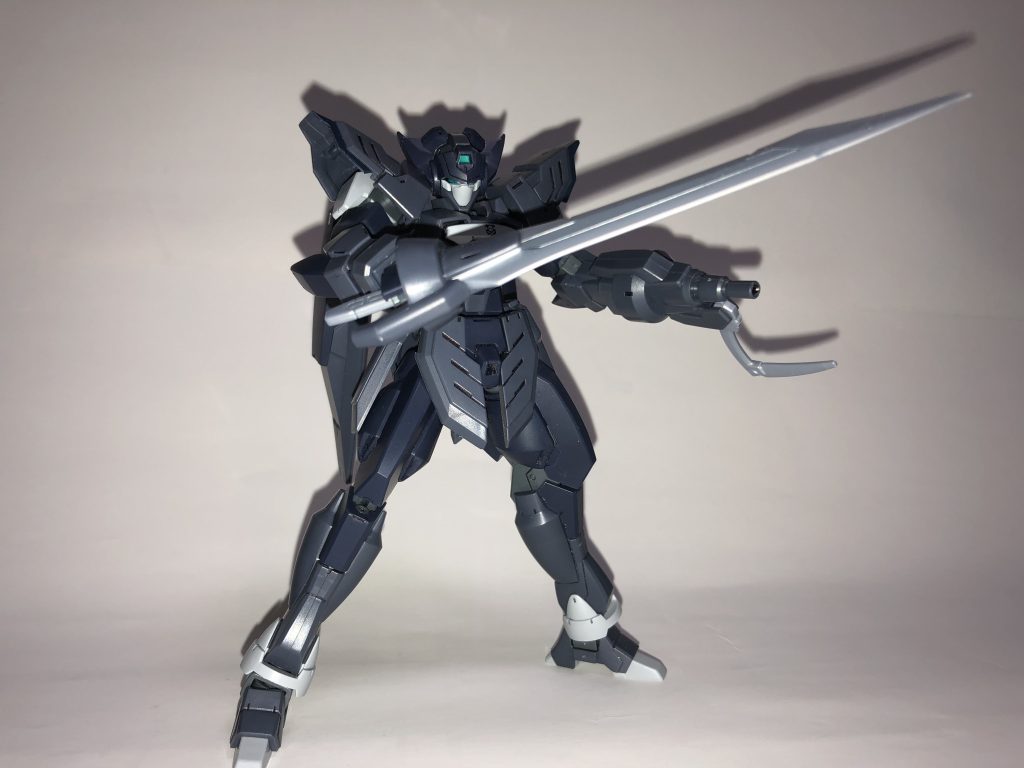 貴重なシグルブレイド系じゃない実体剣。AGEは敵味方問わず射撃戦の最中でも互いにビームサーベルで鍔迫り合いをする傾向にあるので実体剣自体珍しい