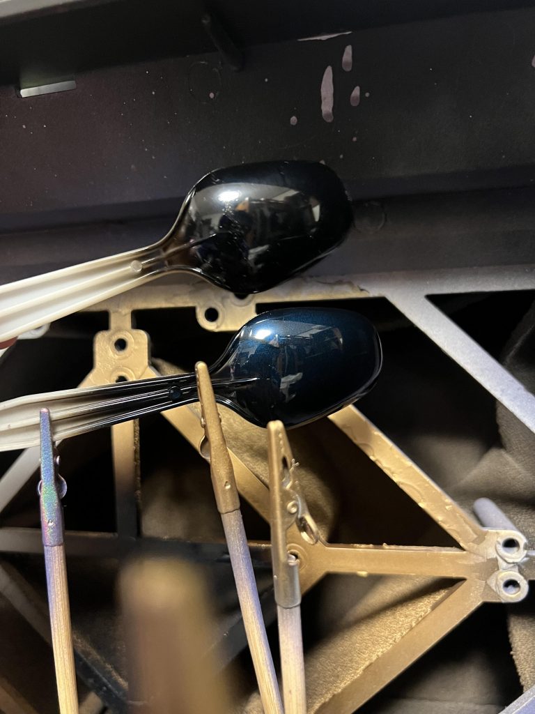 プリズムブルーブラック練習中。上は希釈しすぎて青色が立たなかった…失敗例ですね。意外と「こんぐらい濃くていいの!?」ってなりました。エアブラシ初心者ながら勉強中…