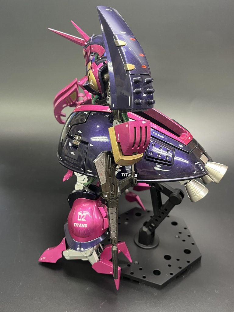 デカールはガンダムデカールの連邦系とティターンズ系のものを使用、ロザミア機の設定なので「02」にしてあります。