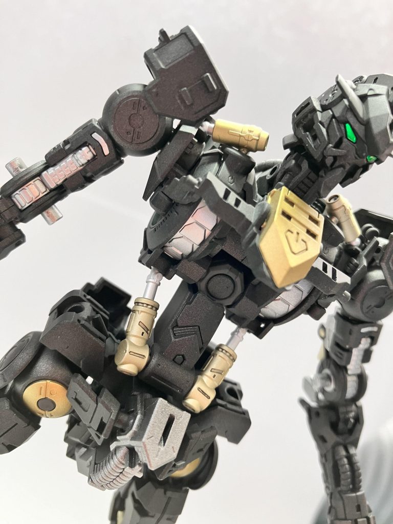 ガンダムフレームもかなりこだわり、フレームのカラーを自分で調色し経年劣化して少し色褪せてるようなフレームカラーを調色しました!かなり気に入ったのでこれからフレーム色はこのカラーを使おうと思います。