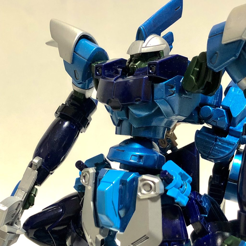 【〜機体解説〜】型式番号ZGMF-1017UWMゲイツ、ザク、ゲルググと、目まぐるしく変遷するザフトの宙間戦闘機の代替は、その祖とも言えるジン・ハイマニューバを倉庫で遊ばせておくには十分な理由だった。各国の有志により組織されたとはいえ、寄合所帯である手前、常に最新鋭機を運用し続けられる訳ではないコンパスには、そういったMSを改修し運用するテストヘッドとしての役割も与えられていた。