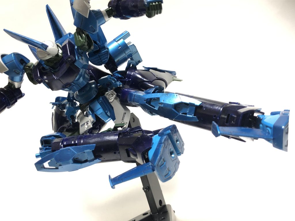 ジン・ハイマニューバは柔軟かつ鋭敏なモーメントと、グーンやゾノ、アッシュといった水中専用機には無い汎用性に着目し、新たな水中潜航型MSとして大改修を受けたのが本機である。