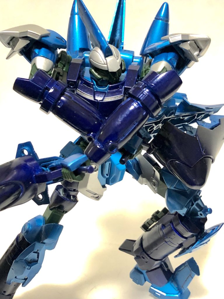 クローはMS形態での運用も当然ながら可能。潜伏による省エネルギーを課題としている本機にとって、強攻を行う際に於ける強力な実体剣型兵装は、最大のフェイルセーフティとなる