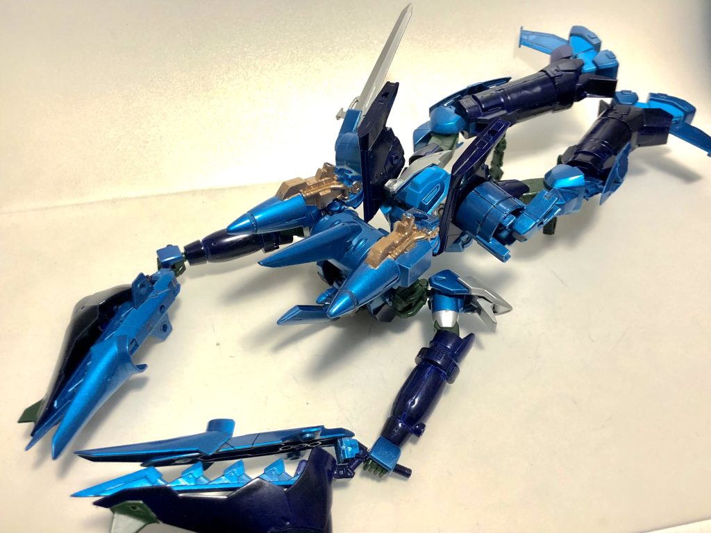 そしてその潜伏形態の基本形態とも云えるのがこのMA形態。甲殻類の姿をベースにするという、バクゥ等にも倣った、地球の原生生物を模るコンセプトで搭載された機能である。