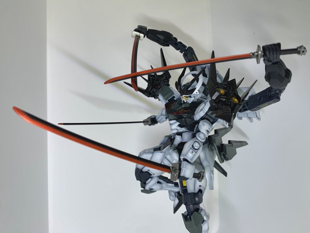 今回、初めての黒立ち上げ塗装を行いましたがただでさえ水性塗料で塗膜弱いのに薄塗りしているのでトップコート吹くまで剥がれやすく扱いが大変でした。しかし満足いく形に持っていけたので今後も挑戦したいと思っています。