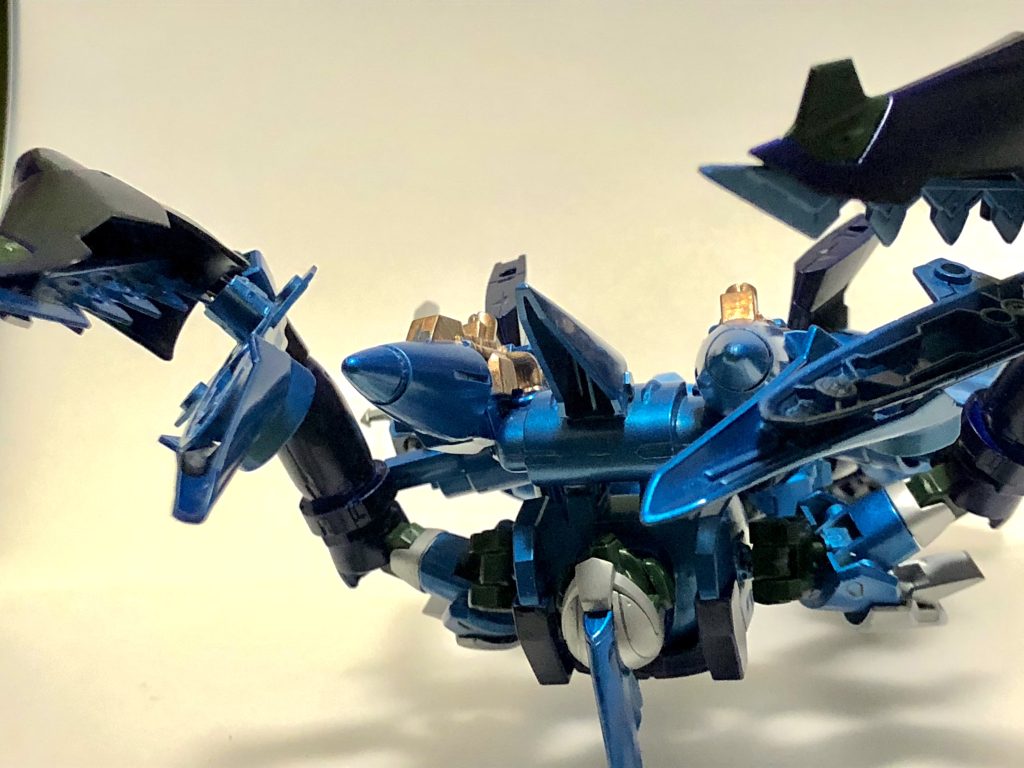 連合のフォビドゥンブルー、ヴォーテクスといった二対の実体格闘兵装を搭載するMSへの対抗手段としてのクローを装備している。