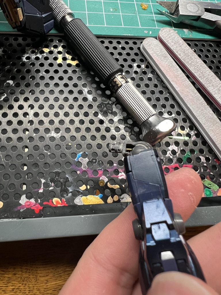 実は左足の軸が折れてます。辛い。今回は初めて真鍮線での補強にチャレンジしました。実は投稿してる現時点だと、補強したものが折れてしまっているので再補修が必要だったりしますw