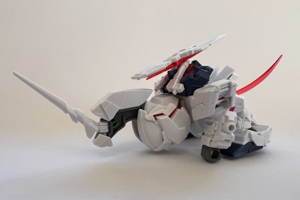 お決まりのユニコーンビーストモード!!!(無塗装ver.)最後までご覧いただきありがとうございます!初めての全塗装、BB戦士はパーツ分割がほとんどなく、特に足は細か過ぎて塗りきれず😱撮影背景を画用紙にしてみたりと工夫しましたが、改善が多く残る初投稿でした😞また少しずつ制作して、投稿したいと思います!