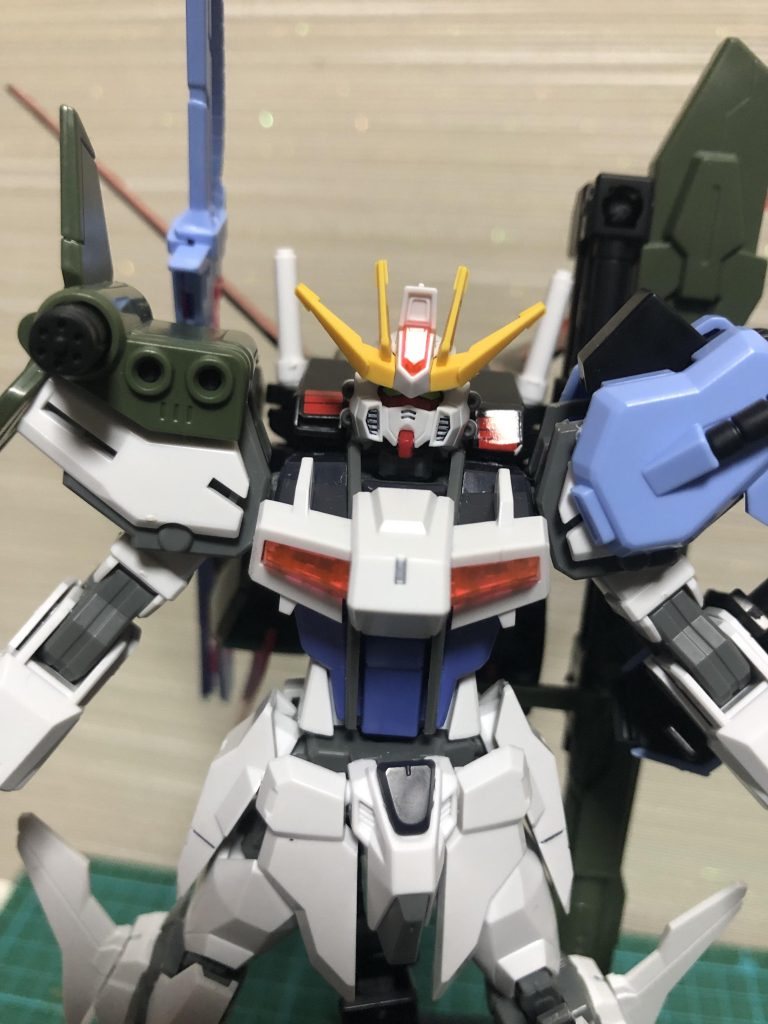 今回初めてスミ入れをしてみました(顔と腰横部のアーマーだけですが)あとは父親の撮影技術が乏しく…何とか息子のガンプラを格好良く撮ってあげたいのですが難しいものですね、勉強しなければ！