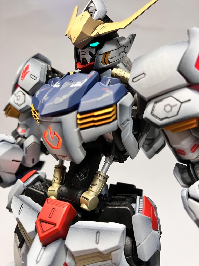 恒例行事みたいになっていますが、相変わらずちゃんと光ります!鉄血系の機体特有の、電源マークのような何かにとても発光表現は合いました!