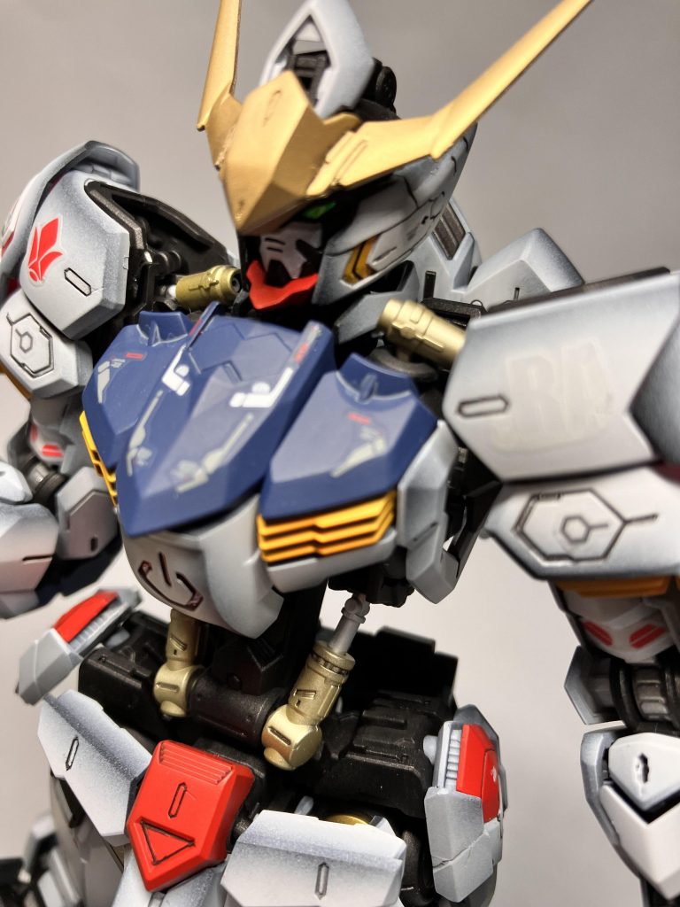 赤、イエロー、ブルーガンダムなら大抵この色ですが、1番塗るのが難しい色でもあります。前のダブルオーライザーまでは白サフ下地に色をベタ塗りてました。今回下地色を変えて黒から下地を作りました。前の下地だとどうしても安っぽく、光を透かしてしまうようなカラーだったので、どうにか解決策はないかと悩みました。ですので今回は試しに、黒下地にした後、フラットホワイトでグラデーションを吹き、安っぽさを無くそうとしました。結果は色のトーンが落ち着き、とても好みの色になりました!ですがグラデーションをかけた意味がないくらい全体に塗ってしまったので、次からはグラデーションの白の上に重点的に塗料を乗せるようにしたいと思います!長文大変申し訳ありませんでした。