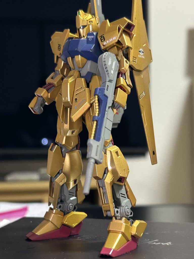 見る角度、照明によって複雑に変化する色味のゴールドになりました